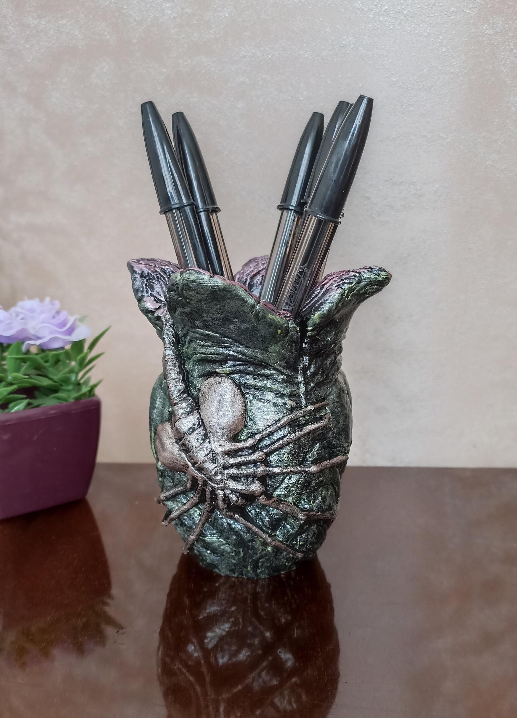 Alien Facehugger Egg Pen Holder
