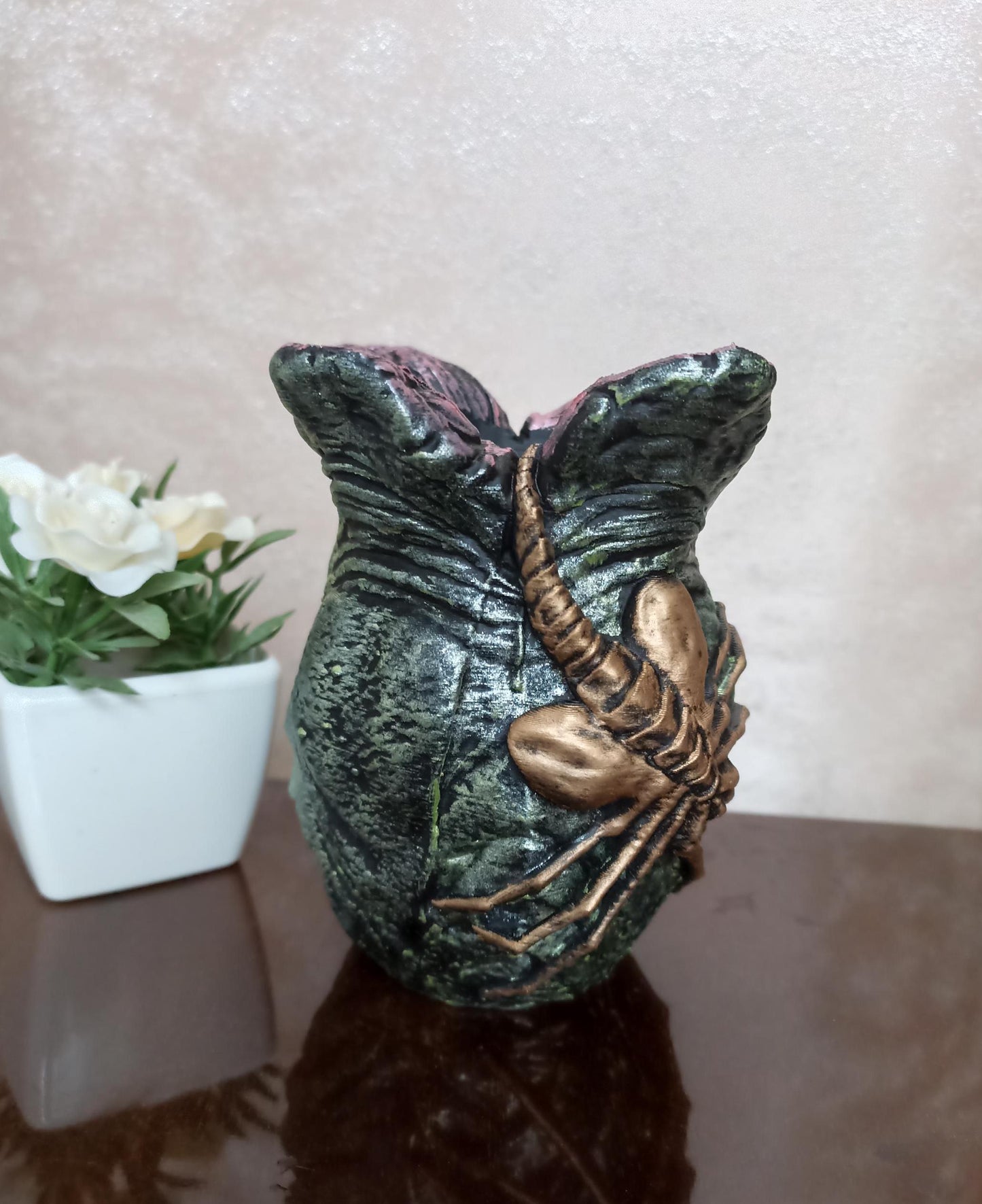 Xenomorph egg pencil holder display, Alien sci-fi horror fan art office gift