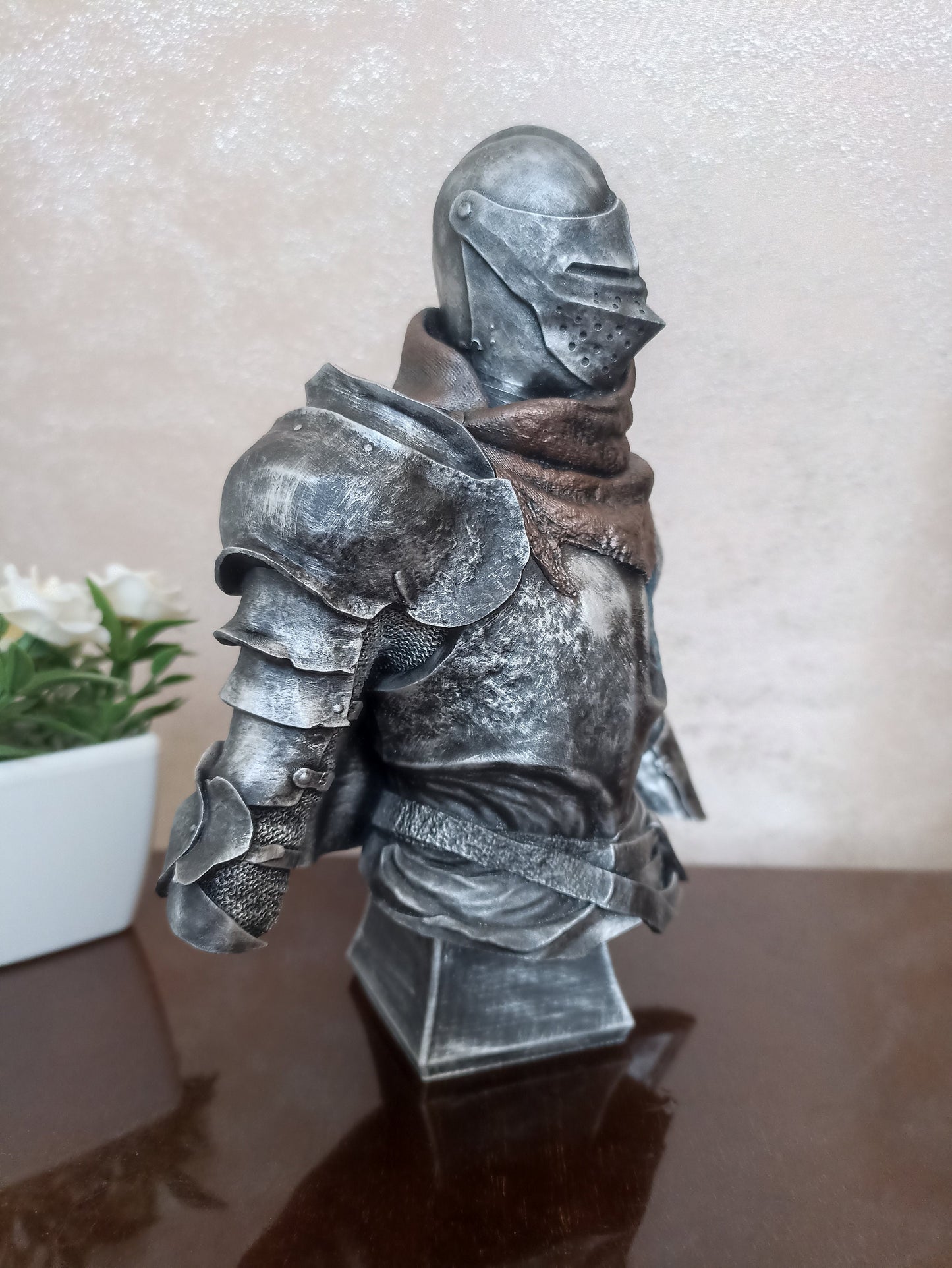 Vyke Elden Ring bust side view, Knight of the Roundtable resin collectible