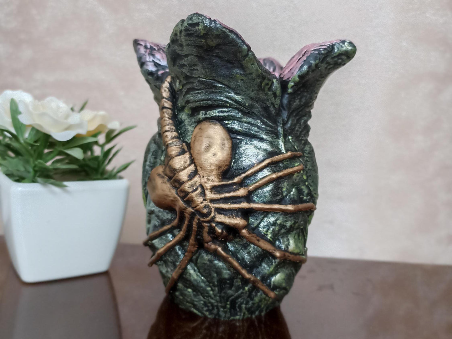 Facehugger egg pen holder detail, Alien fan art resin desk organizer close-up