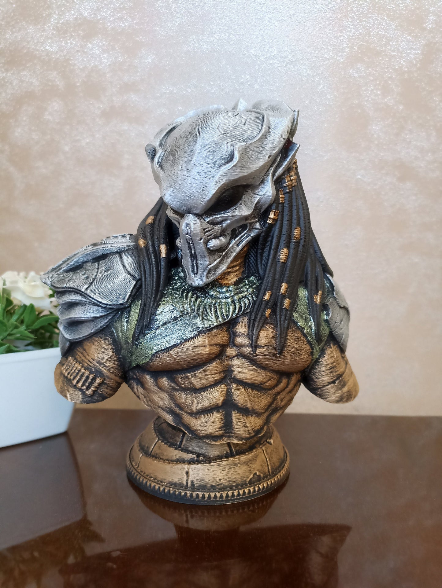 Predator resin bust display, sci-fi movie fan art collector desk decoration