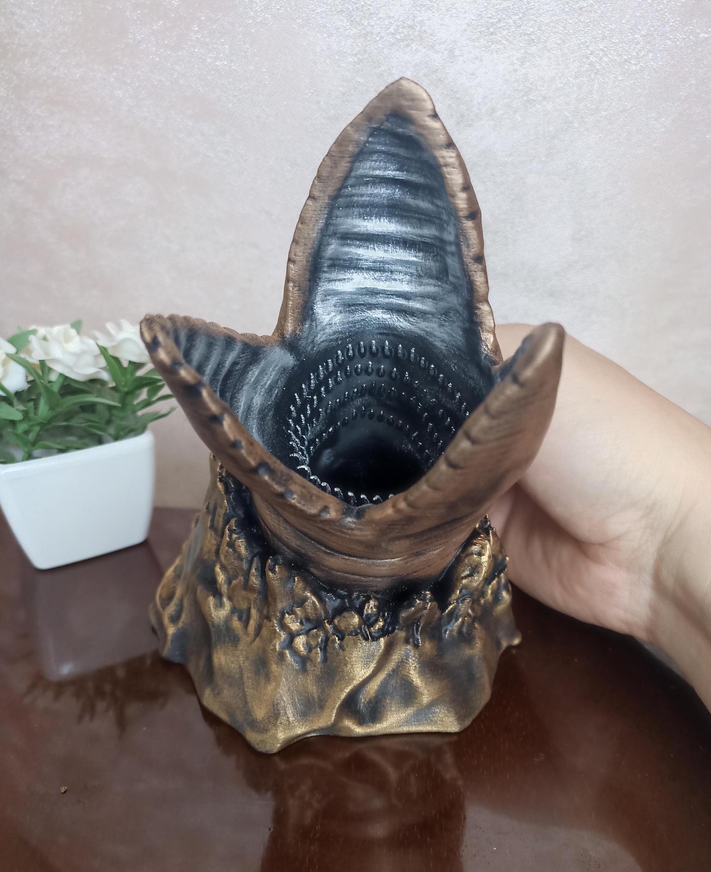 Sandworm pen holder detail