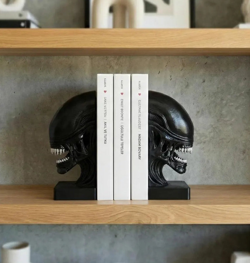 Alien Xenomorph Bookend: Sci-Fi Horror Decor