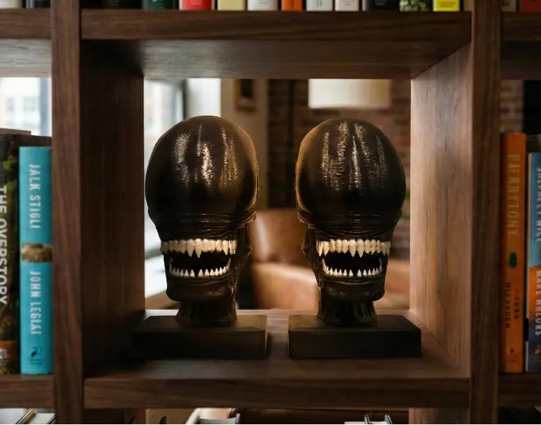 Alien Xenomorph Bookend: Sci-Fi Horror Decor